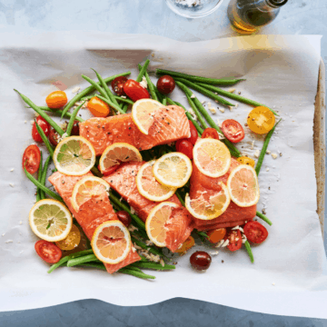 Salmon and haricot verts before baking.